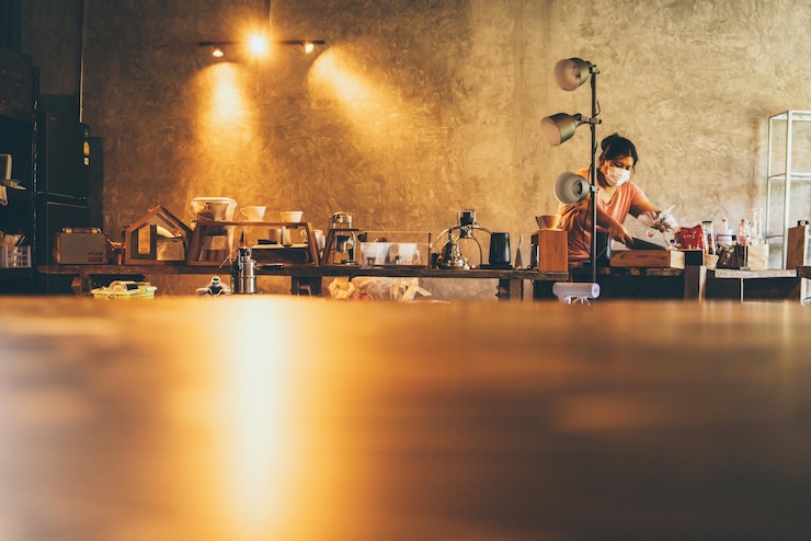 Foto slow bar coffee cafe concept, barista maker sta trasformando una bevanda calda in una tazza, filtro vintage mage