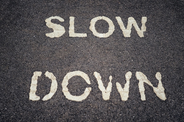 SLOW DOWN stampa su strada asfaltata