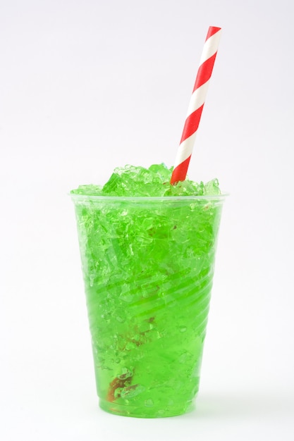 Slushie del kiwi isolato su bianco