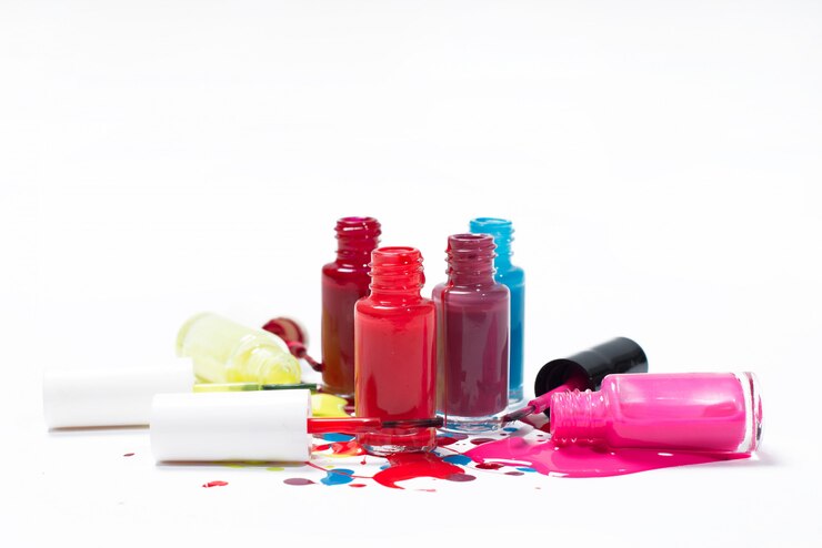 Smalti multicolori che scorrono su uno sfondo bianco