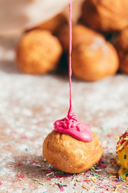 Smalto rosa versato su una piccola ciambella.