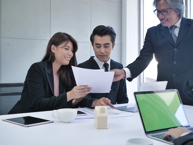 Smart business uomo e donna condividendo l&#39;idea per il nuovo progetto insieme nella sala riunioni.