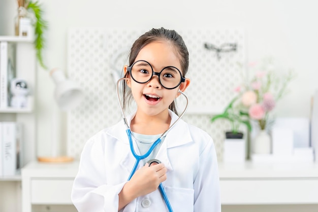 smart doctor Bambina con camice medico bianco e stetoscopio