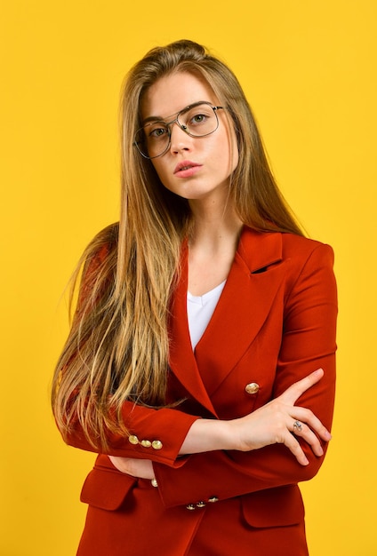 Smart girl occhiali da vista capelli lunghi indossare blazer alla moda splendida segretaria concetto