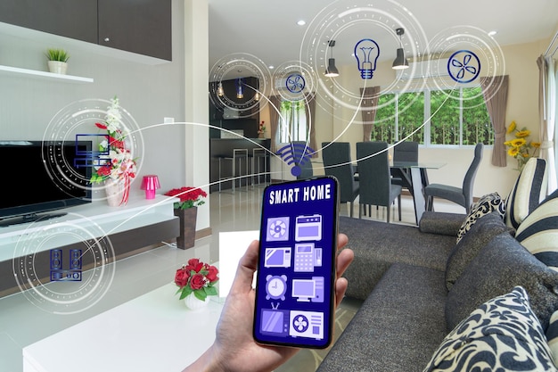 Smart Home e realtà aumentata Concetto di tecnologia Smart phone con mano