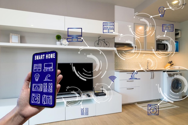 Smart Home e realtà aumentata Concetto di tecnologia, smartphone che tiene in mano