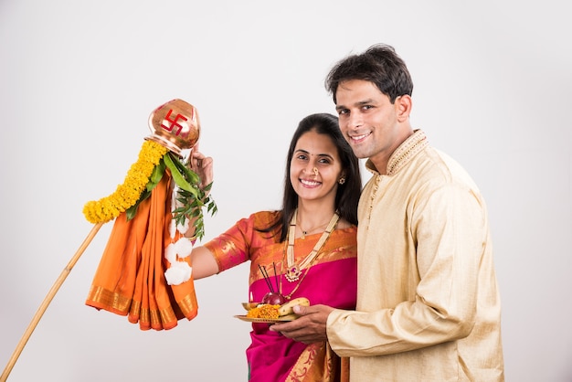 Smart Indian giovane coppia che esegue Gudi Padwa Puja in panni tradizionali e pooja thali. È un capodanno indù celebrato in tutta l'India