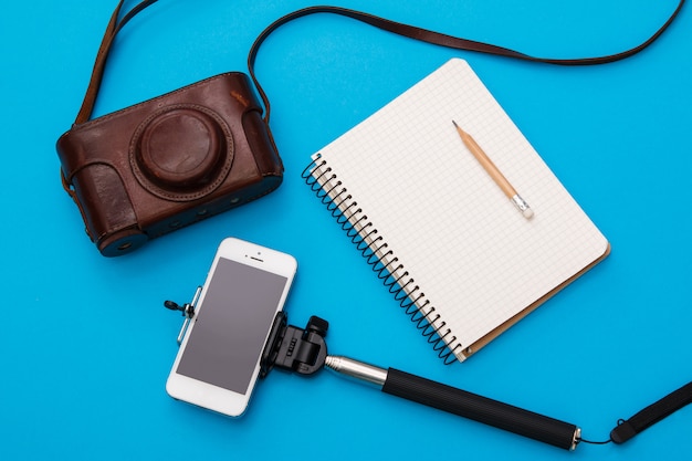 Smart phone su selfie stick e fotocamera retrò