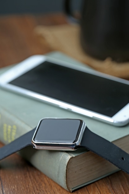 Smart watch e smartphone sul desktop