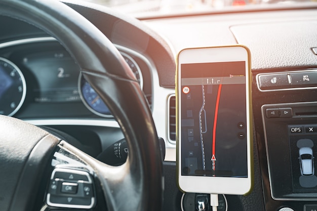 Smartphone con app di navigazione gps aperta su siluro in auto