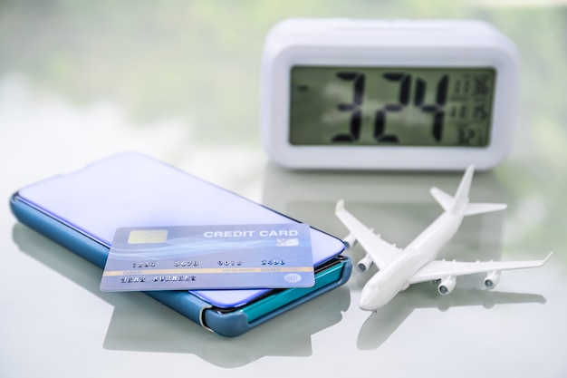 Smartphone con carta di credito e orologio digitale sul ponte