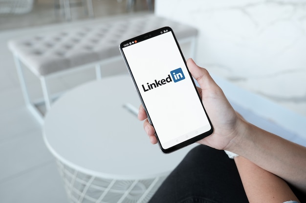 smartphone con l'applicazione LinkedIn sullo schermo. LinkedIn è un servizio di social network orientato al business.