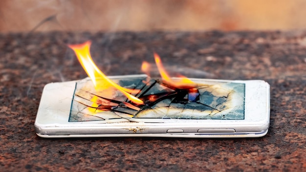 Smartphone del telefono cellulare in fiamme Smartphone in fiamme
