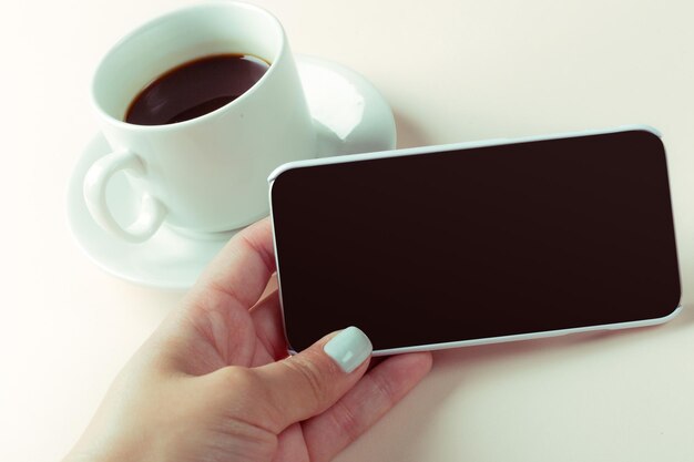 Smartphone e caffè in tavola