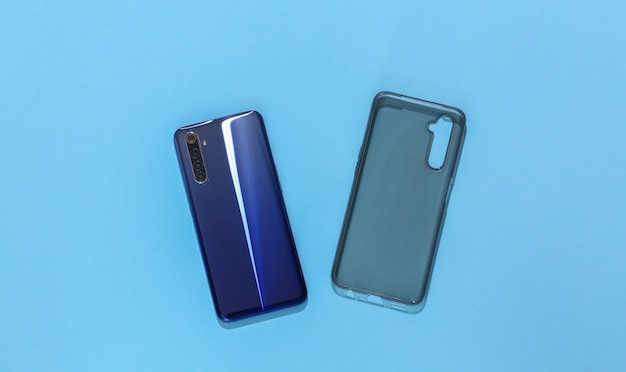 Smartphone e cover protettiva in silicone su sfondo blu.