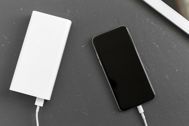 Smartphone in carica con power bank