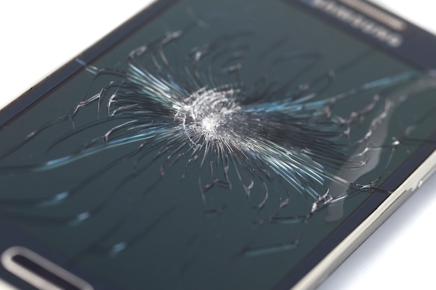 Smartphone mobile con schermo rotto isolato su bianco. schermo crack.