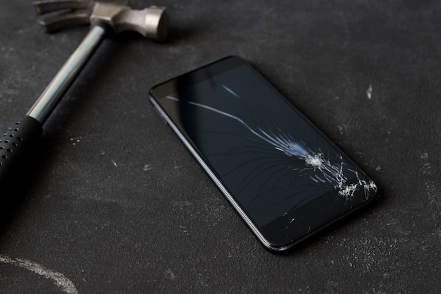 Smartphone mobile rotto rotto da un ronzio.