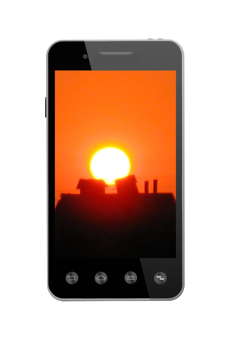Foto smartphone moderno con foto del tramonto isolato sul bianco