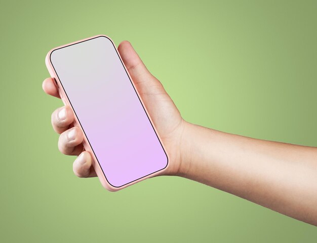 Smartphone moderno in custodia rosa con modello di schermo nella mano dell'uomo. Isolato su sfondo colorato
