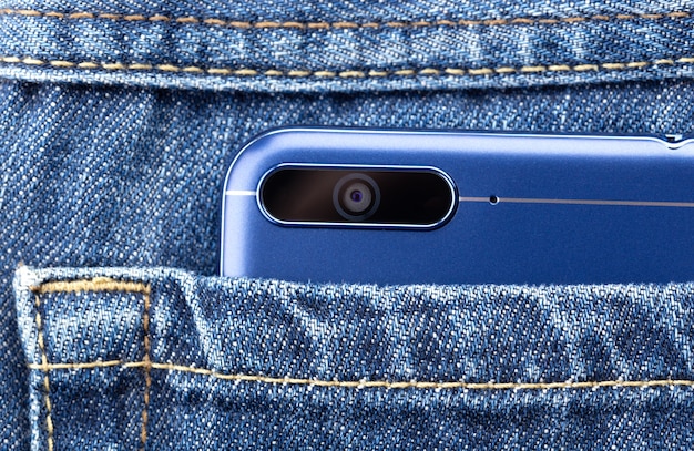 Smartphone nella tasca posteriore dei jeans