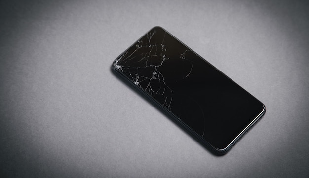 Smartphone rotto nero. Schermo rotto
