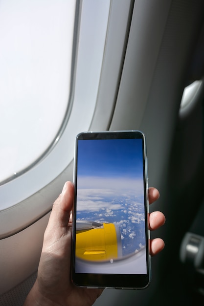 Smartphone scattare foto dalla finestra dell&#39;aereo