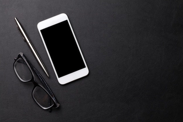 Smartphone sul tavolo dell'ufficio