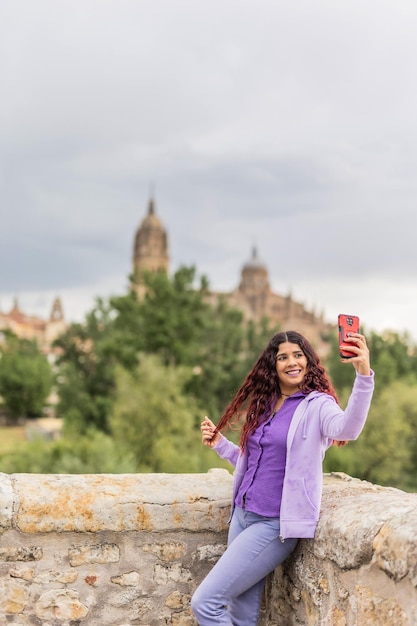 Smartphone tecnologia vacanza vacanza latino-americana midfemale stile di vita selfie a Salamanca