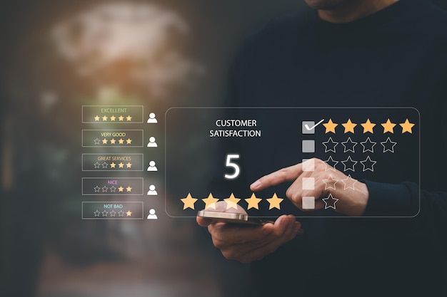 Smartphone touch uomo con il concetto di sondaggio di feedback sulla soddisfazione delle recensioni dei clienti, l'utente dà una valutazione all'esperienza del servizio sull'applicazione online, servizio che porta alla classifica della reputazione dell'azienda.