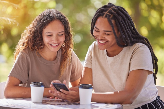 Smartphone universitario e coppia di amici che leggono notifica post sui social media o meme divertente al caffè del campus Studenti del parco o persone di colore felici sulla chat mobile del cellulare e sul networking online