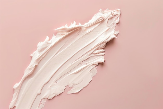 Smaugia di crema su sfondo rosa chiaro