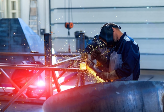 Smerigliatrice da officina in acciaio con tuta di sicurezza Scintille industriali per la lavorazione dei metalli