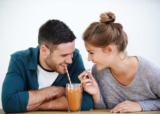 Smetti di sorseggiare così velocemente Inquadratura di una giovane coppia attraente che condivide un milkshake insieme