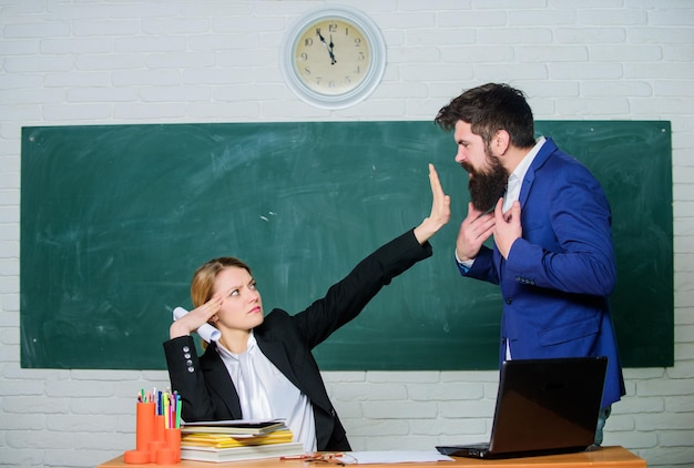 Smettila di parlare con me Concetto di critiche e obiezioni L'insegnante vuole che l'uomo stia zitto Per favore stai zitto Stanco delle lamentele Indifferente all'obiezione Obiezione respinta Insegnante e genitore della scuola