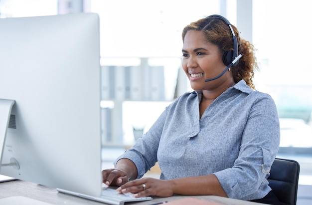 Smile call center e donna indiana su consulenza informatica per crm faq o contattaci in ufficio Happy telemarketing e consulente femminile online per assistenza al servizio clienti o assistenza virtuale