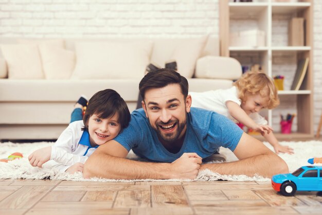 Smile Father and Happy Sons sta giocando con i giocattoli