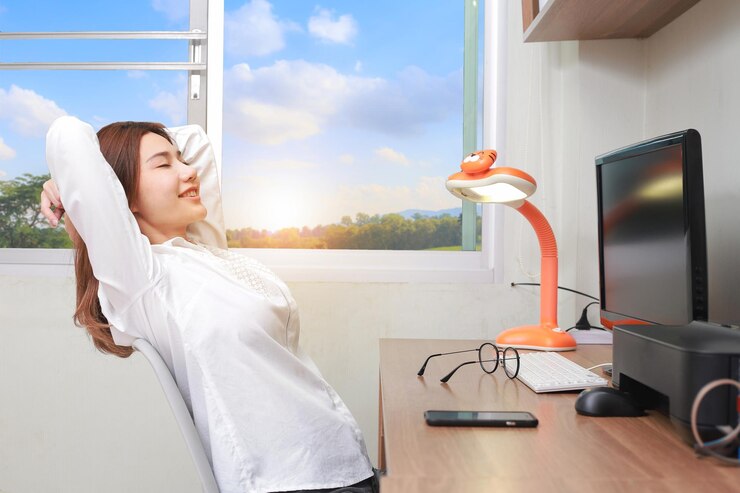 Photo smiling businesswoman stretching while sitting on table