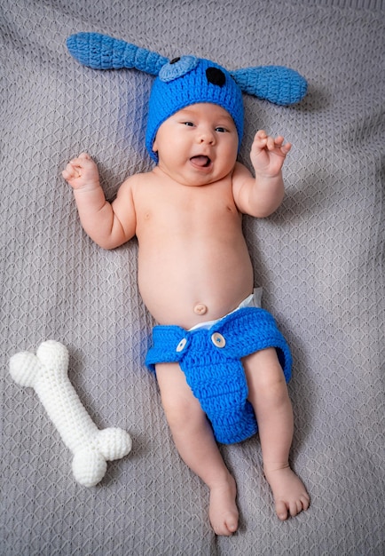Smilling del neonato sveglio dolce Piccolo neonato in cappello blu divertente