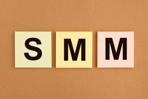 Smm acronimo su note adesive social media marketing