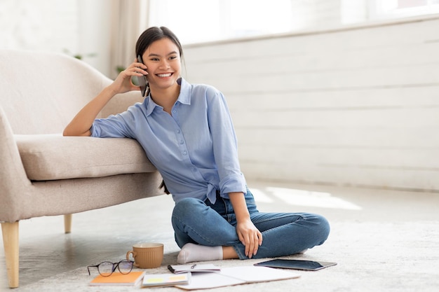 Smmmanager donna coreana che lavora da casa con una telefonata