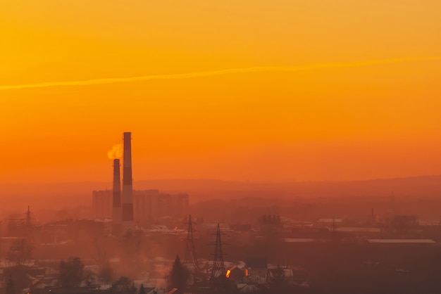 Smog tra sagome di edifici all'alba