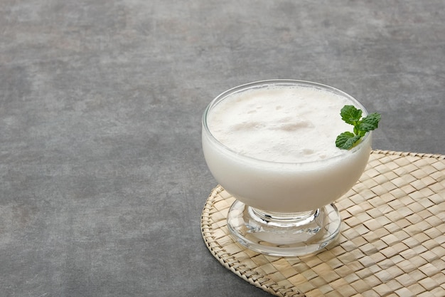 Smoothie al latte di cocco con foglia di menta