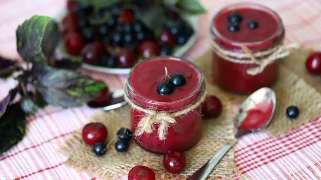 Smoothie con frutti di bosco e basilico.