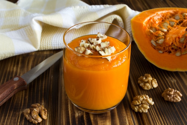 Smoothie con zucca e noci su legno