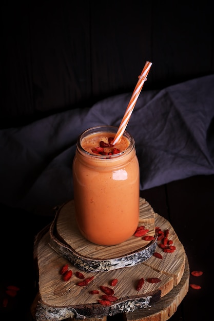 Smoothie di carote con bacche di goji snack detox