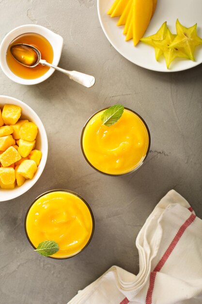 Smoothie di mango con miele e cocco