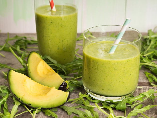 Smoothie in bicchieri e arugola sul tavolo