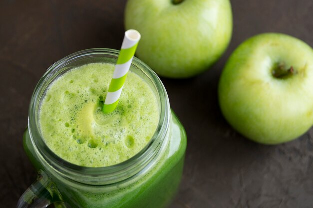 Smoothie sano disintossicazione verde in un barattolo di vetro.