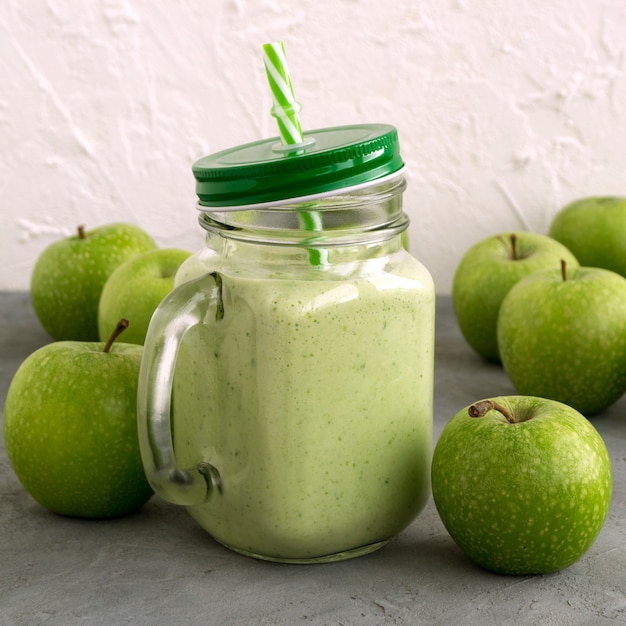 Smoothie sano disintossicazione verde in un barattolo di vetro.